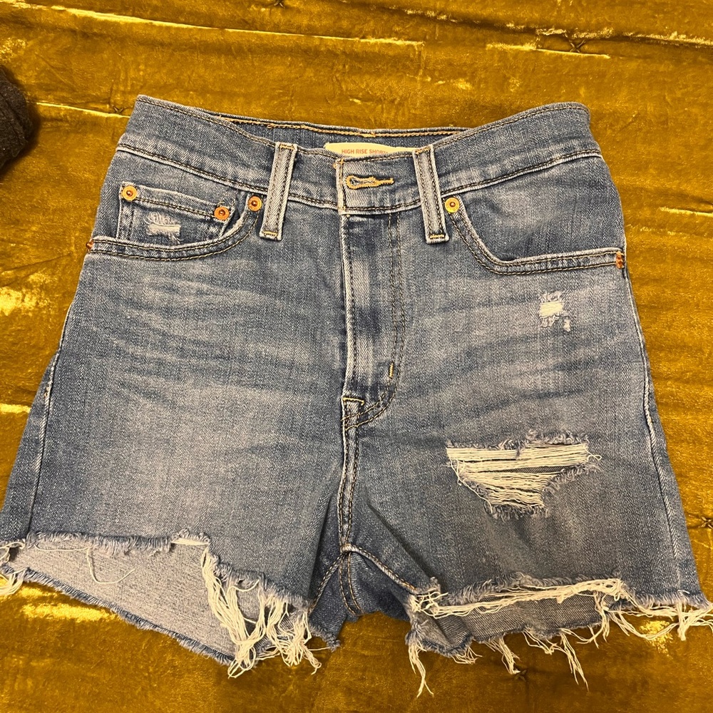 EUC size 24 Levi’s jean shorts